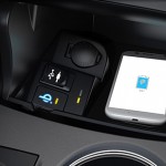 Toyota Camry 2015 có thể sạc không dây cho di động - ảnh 1