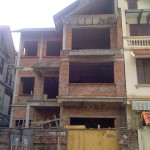 Sau khi hoàn thiện phần thô,  ngôi nhà nằm trong một khu đô thị mới ở Hà Nội trên mảnh đất 120m2 bị bỏ hoang